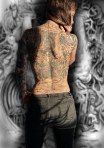 tetovált lány egészhátas tetkóval