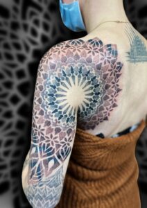 pontozásos technikával készült tetoválás egy lány vállán
